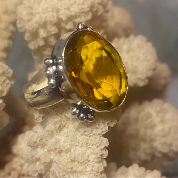 Yellow Citrine faceted cut stone set in a 925 ss ring setting - Picture 3 of 9